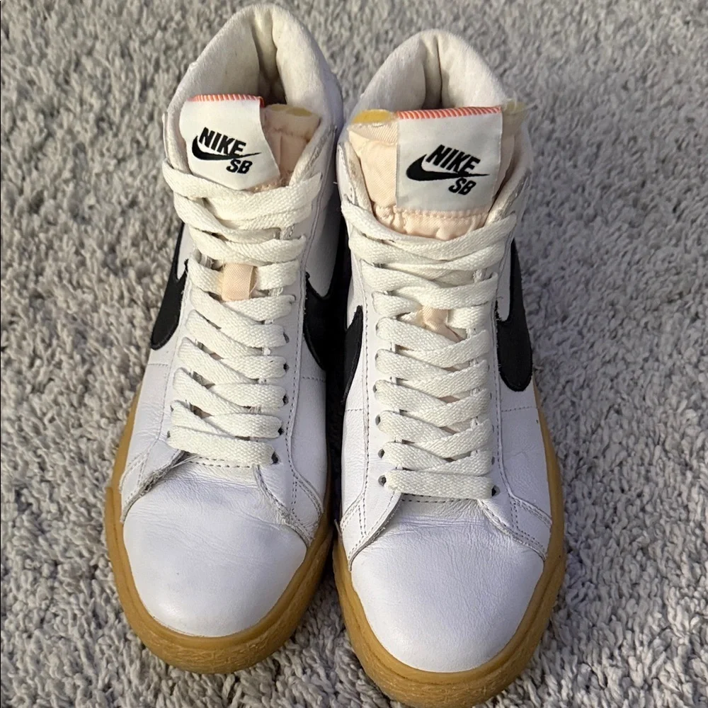 Nike SB White and Black High-Tops with Gum Soles basketball youth unisex size 5